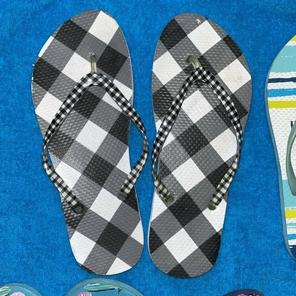 5 Pairs of Flip Flops - Picture 2 of 13